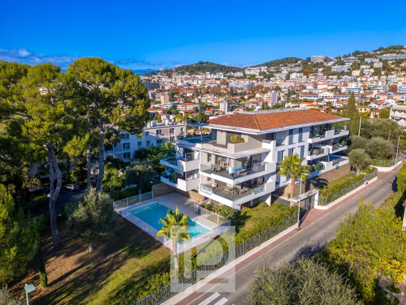 Top floor with panoramic views in a luxury residence