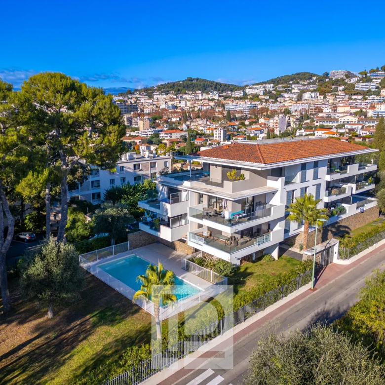 Superbe villa californienne bénéficiant d’une vue mer et village exceptionnelle, au cœur du secteur le plus recherché de Mougins