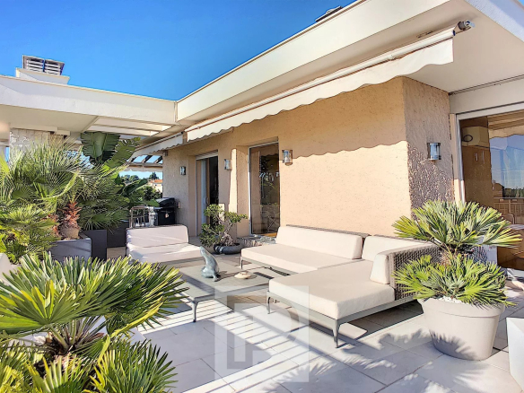 On the outskirts of Cannes – Villa/Penthouse offering comfort and spaciousness