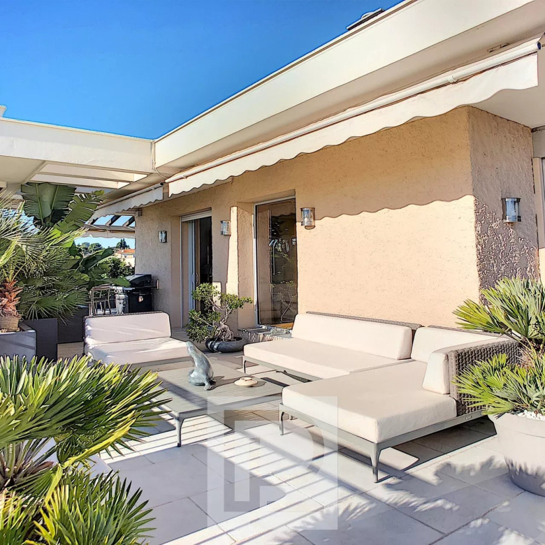Superb Californian villa boasting exceptional sea and village views, in the heart of the most sought-after area of ​​Mougins