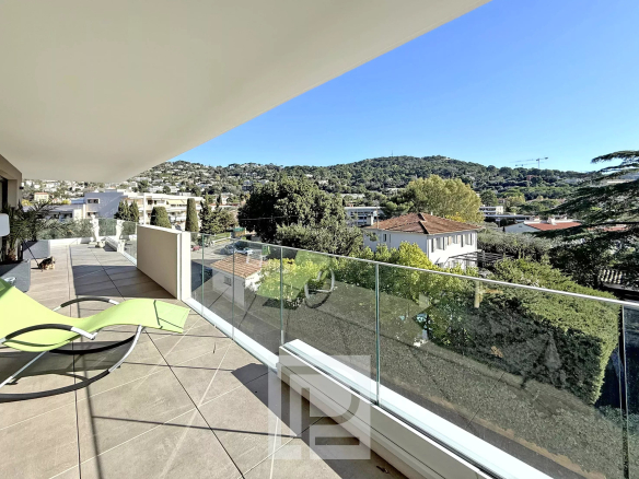Quartier Pen-Chaï – Dernier étage avec vue dégagée collines et mer – Au sein d’une résidence de standing
