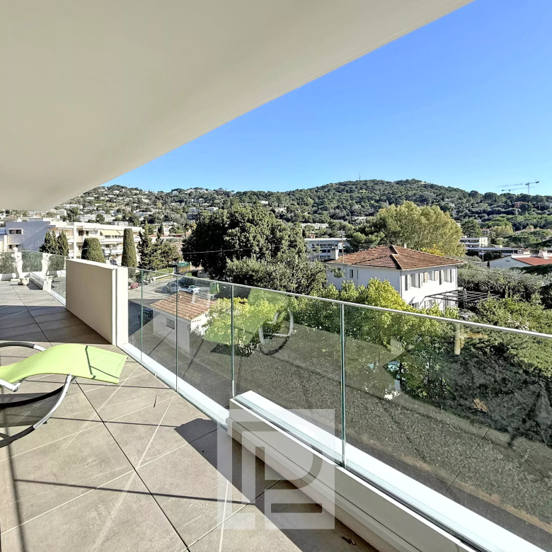 Quartier du Montjoli – Appartement dernier étage luxueusement rénové