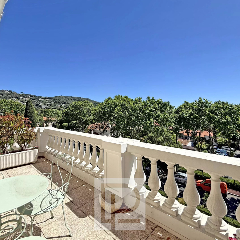 New villa with panoramic sea views for sale in Beauvallon