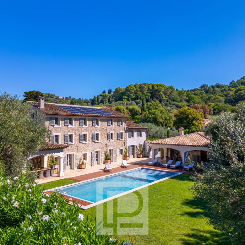 Mougins Village – Charming property with panoramic sea views extending to the hinterland