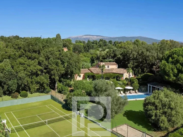 Superb, charming property in absolute peace and quiet with tennis court – On the outskirts of Mougins