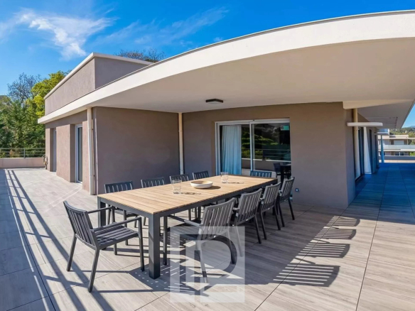 Appartement villa/toit – Au sein d’une résidence neuve au coeur de Mougins – Vue village de Mougins et collines avoisinantes