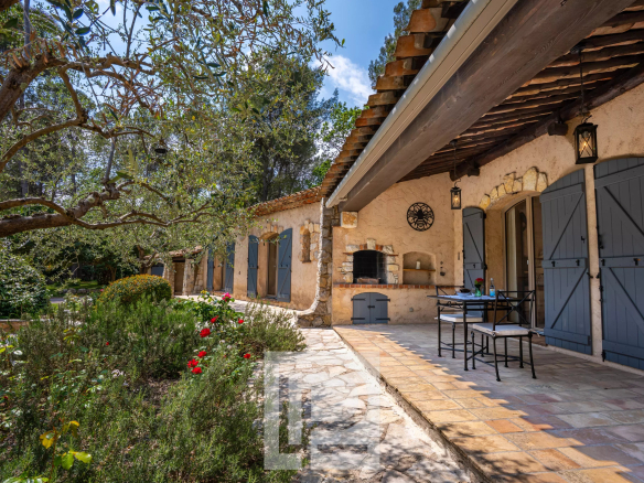 Elegant and charming Provençal villa – Secure estate &amp; peaceful surroundings