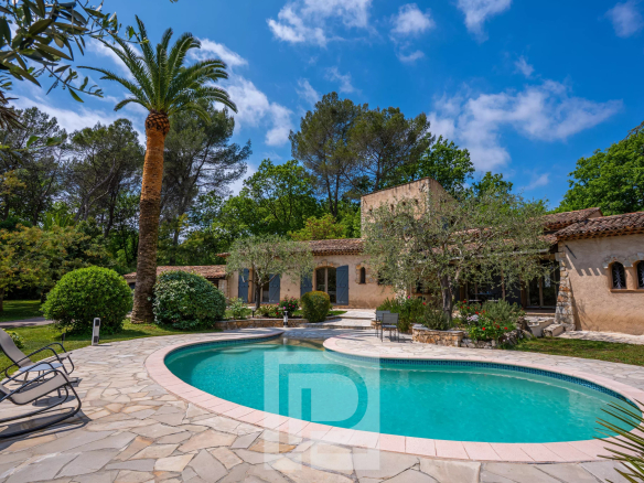 Elegant and charming Provençal villa – Secure estate &amp; peaceful surroundings