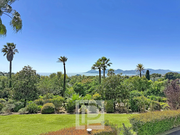 Isola Bella area – Luxury residence with wooded park