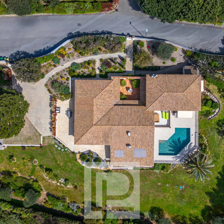 Near Aix-en-Provence, elegant property with swimming pool