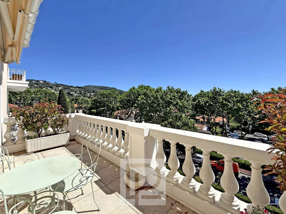 Town Hall/Tivoli district – Top corner floor – In a prestigious and upscale residence – Walking distance to shops