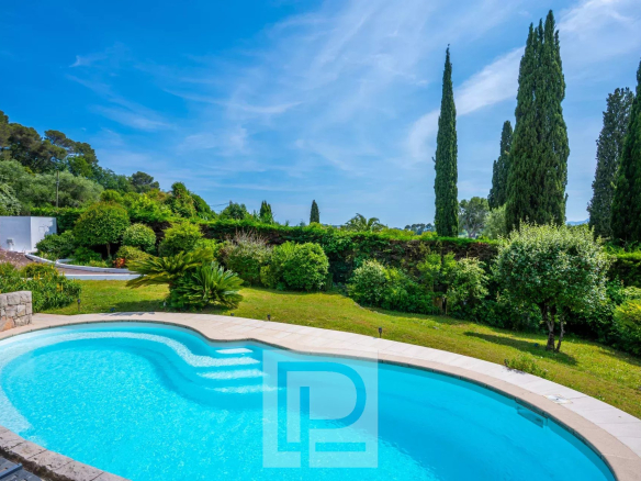 MOUGINS – Contemporary villa with panoramic views