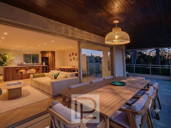 Montrose district – Penultimate floor – High-end renovation