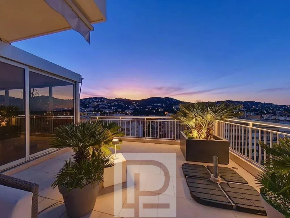 On the outskirts of Cannes – Rooftop offering comfort and spaciousness