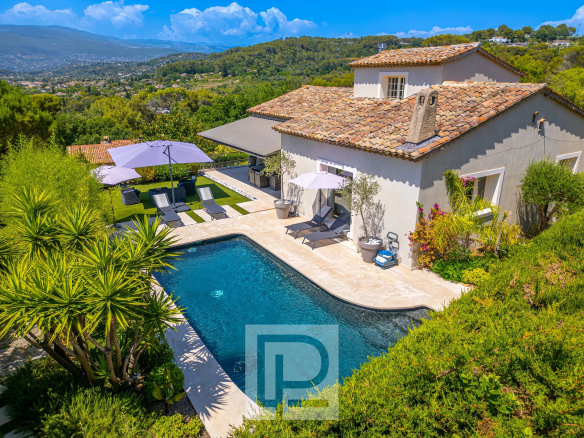 Gated community — Elegant renovated Provençal villa with panoramic views