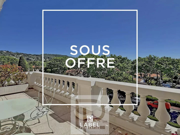 Town Hall/Tivoli district – Top corner floor – In a prestigious and upscale residence – Walking distance to shops