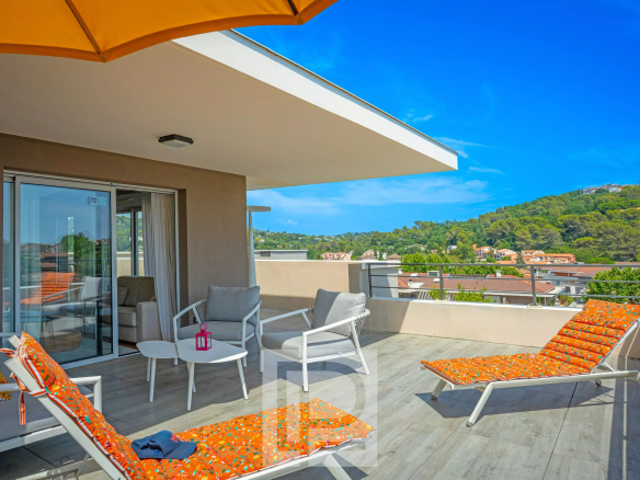 Appartement villa/toit – Au sein d’une résidence neuve au coeur de Mougins – Vue village de Mougins et collines avoisinantes
