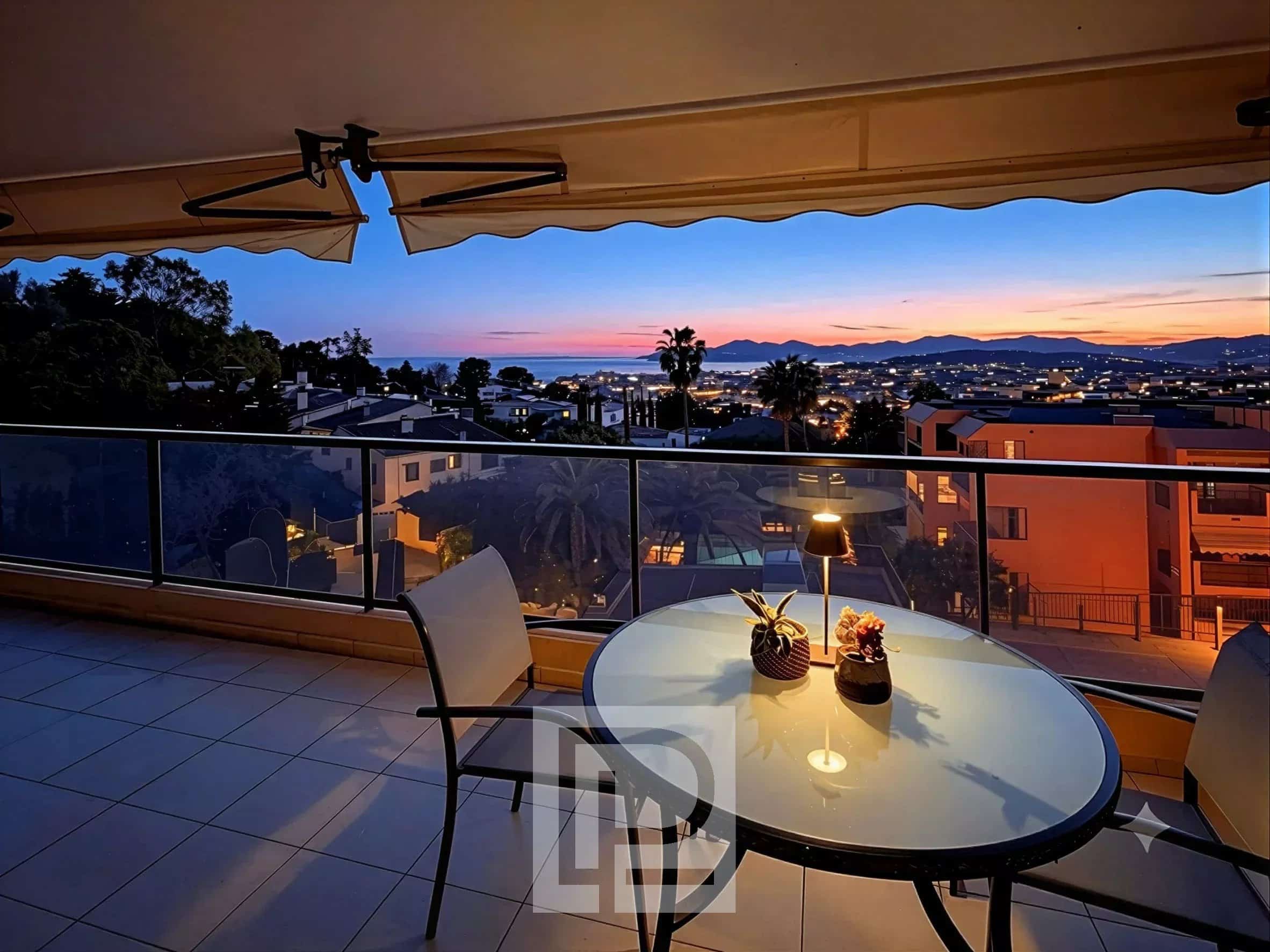 Vue depuis la terrasse d’un appartement au Cannet Terrasse d'un appartement avec vue sur la mer et le massif de l'Estérel au Cannet