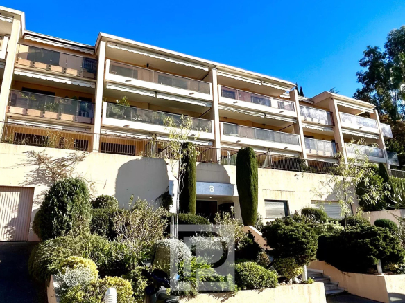 Façade d'une résidence avec piscine dans le quartier Victoria au Cannet.