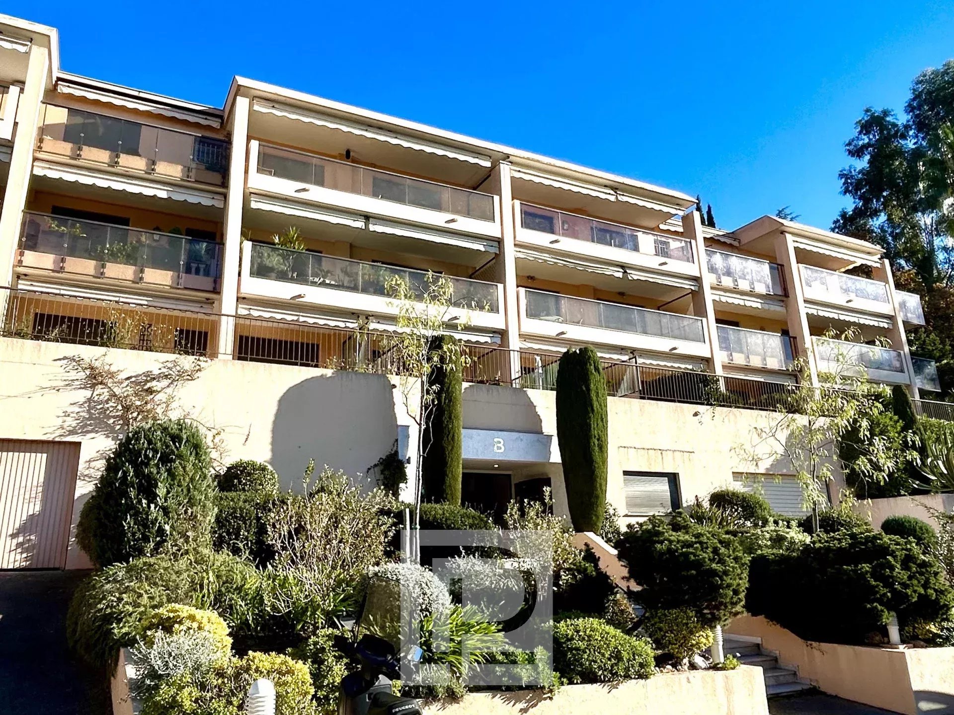 Résidence dans le quartier Victoria Façade d'une résidence avec piscine dans le quartier Victoria au Cannet.