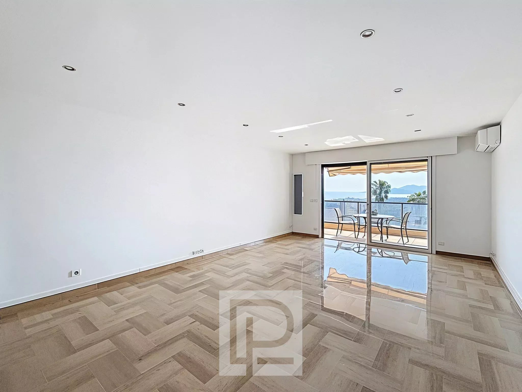 Appartement lumineux avec vue mer Intérieur d'un appartement lumineux avec vue sur la mer et le massif de l'Estérel, quartier Victoria, Le Cannet.