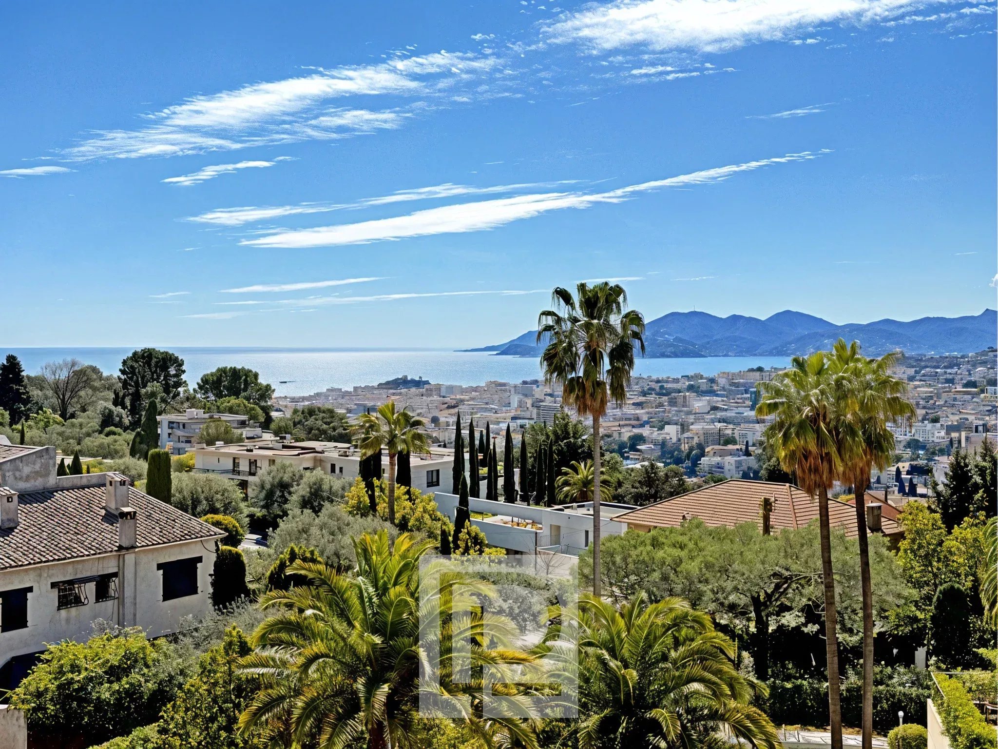 Vue depuis un appartement au Cannet Vue dégagée sur la mer et le massif de l'Estérel depuis un appartement au Cannet.