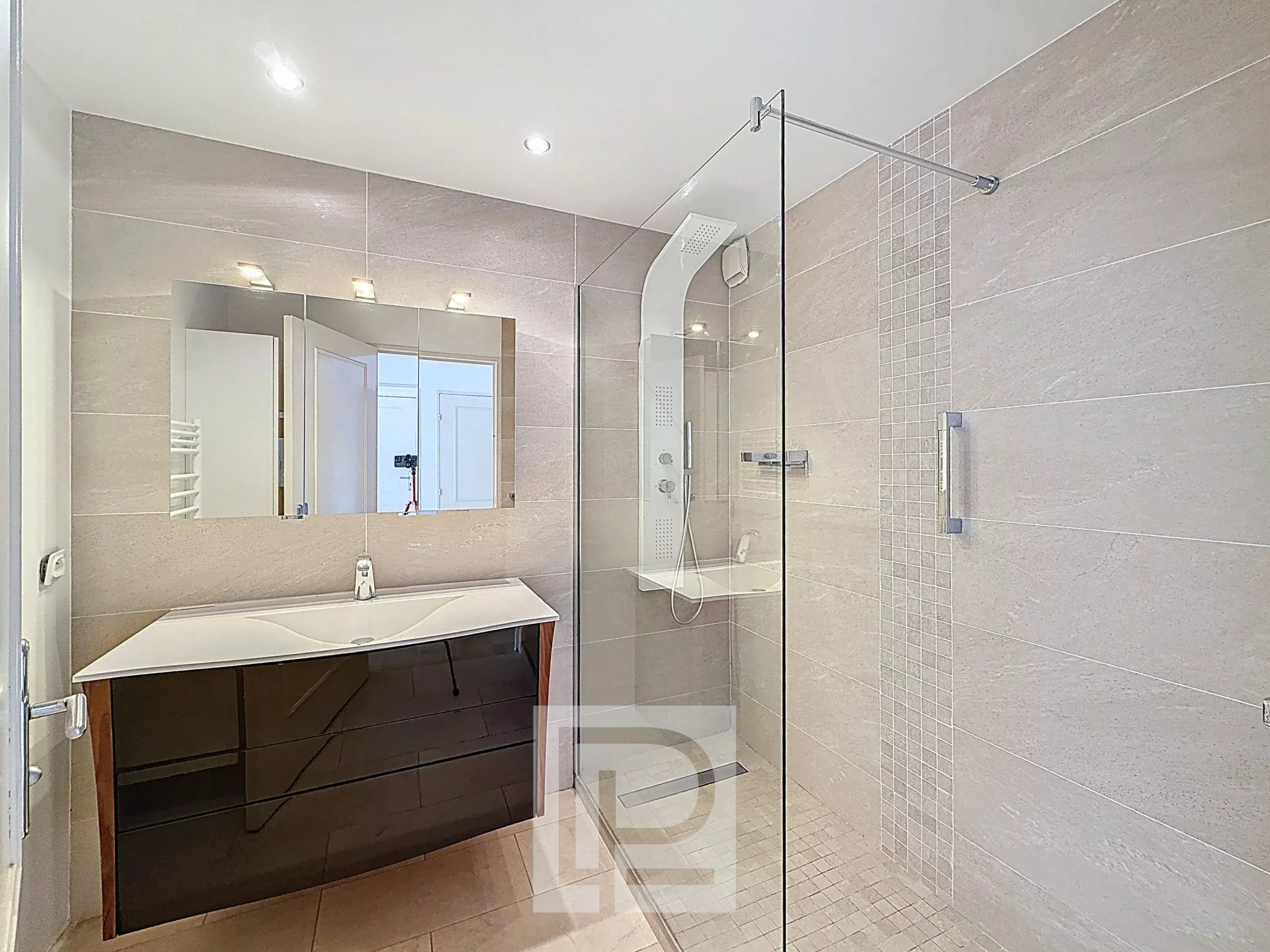 Salle de bain contemporaine Salle de bain moderne avec douche à l'italienne et meuble sous vasque