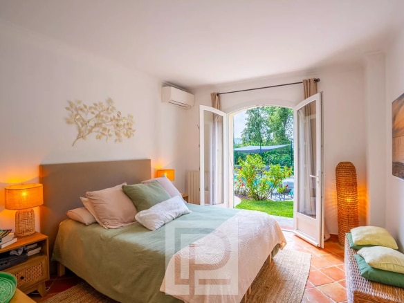 Chambre d'une villa provençale rénovée avec accès à un jardin, située à Mougins.