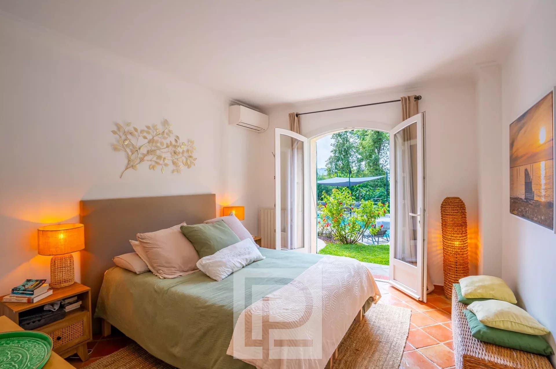 Chambre de villa provençale à Mougins Chambre d'une villa provençale rénovée avec accès à un jardin, située à Mougins.