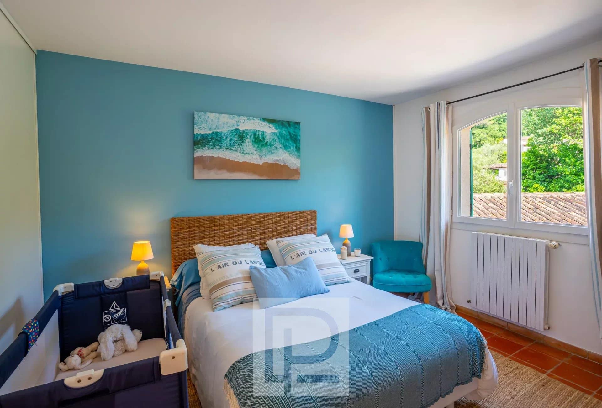 Chambre d’une villa à Mougins Chambre d'une villa provençale rénovée avec lit et décoration lumineuse à Mougins.