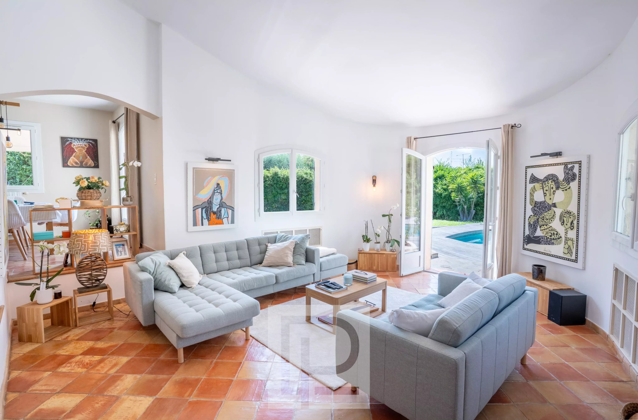 Salon d’une villa provençale à Mougins Intérieur d'une villa provençale rénovée avec salon lumineux et accès à la piscine.