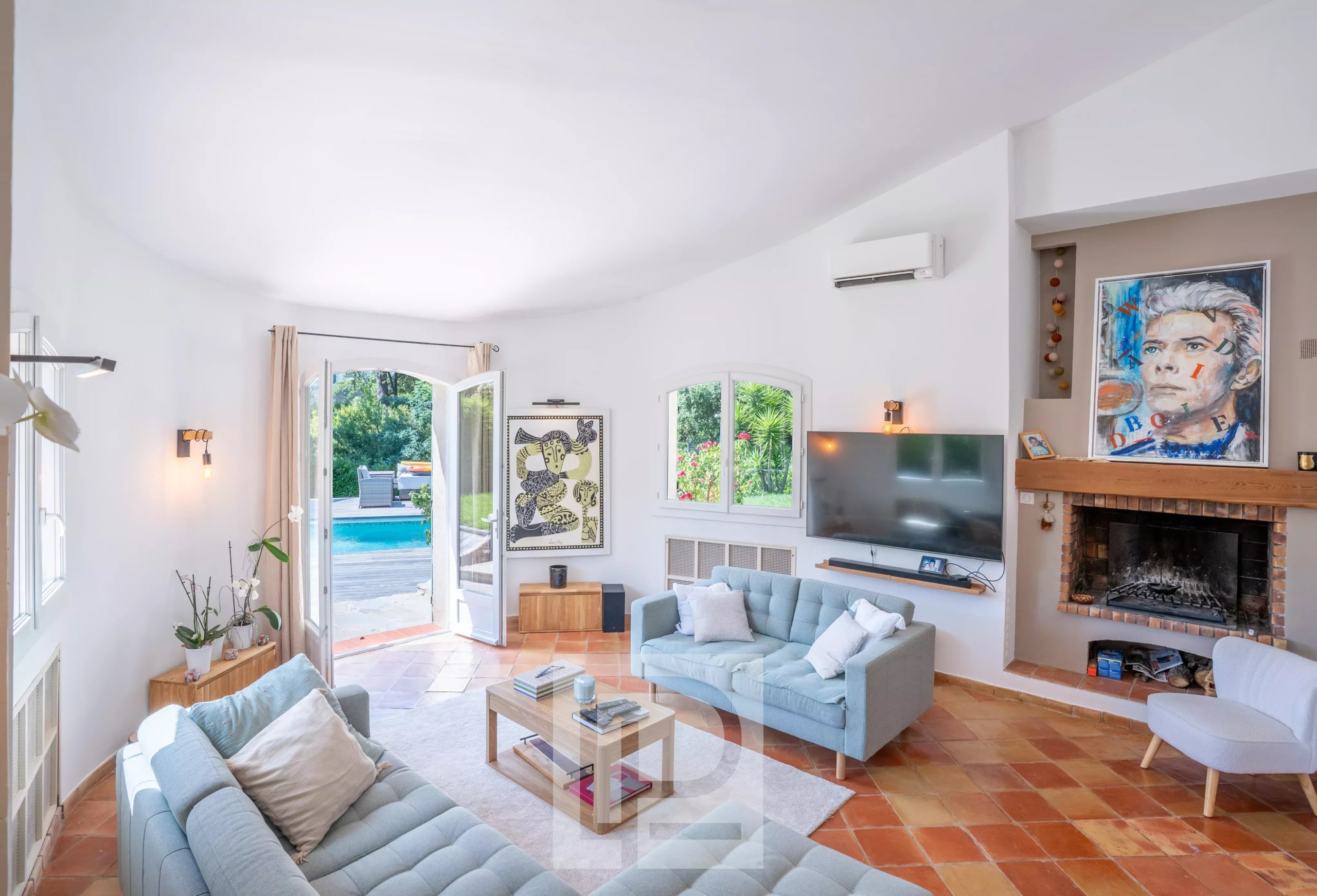 Salon d’une villa provençale à Mougins Intérieur d'une villa provençale rénovée avec salon lumineux et cheminée.