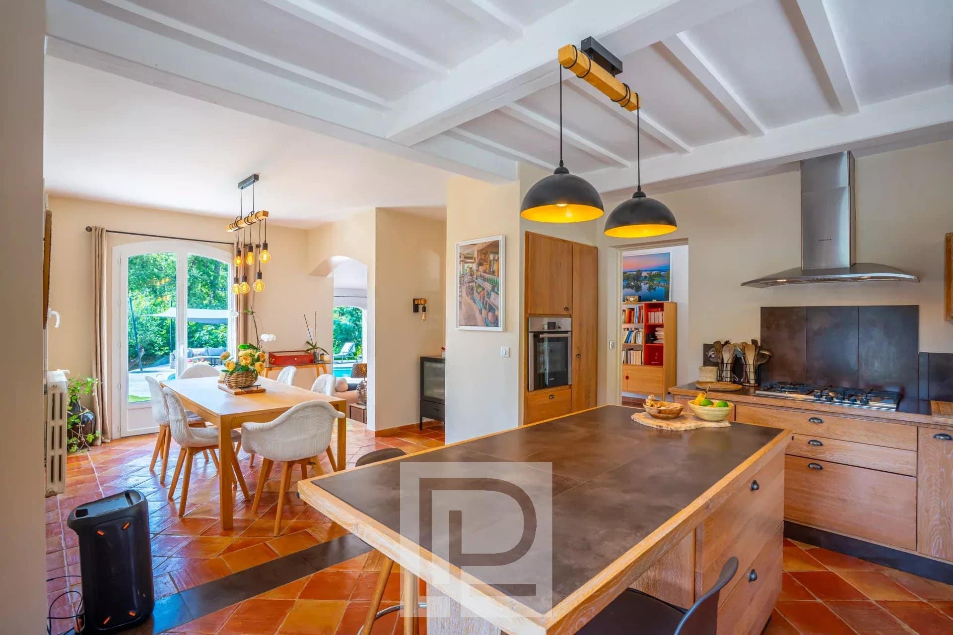 Intérieur d’une villa provençale à Mougins Intérieur d'une villa provençale rénovée avec cuisine ouverte et salle à manger.