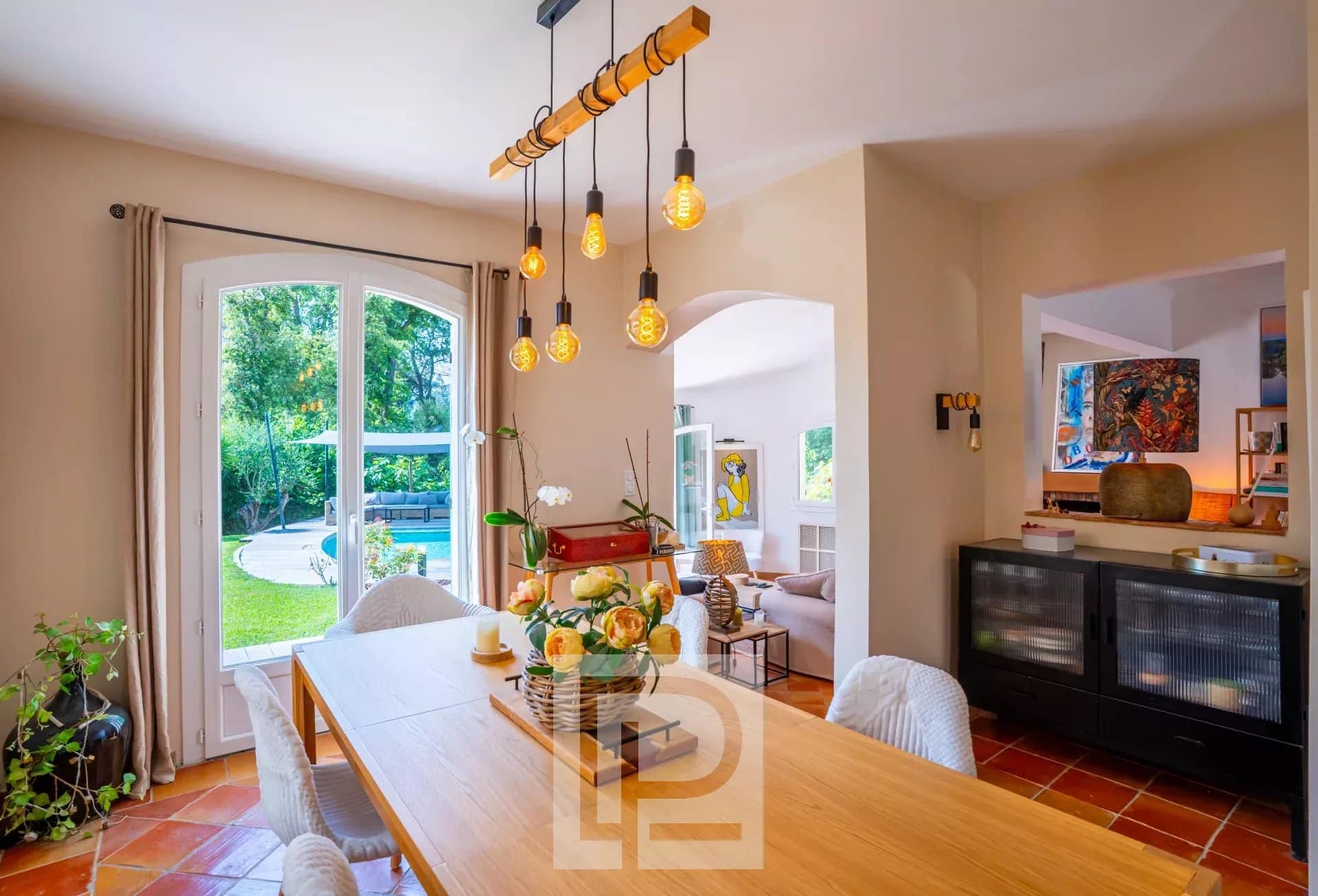 Intérieur d’une villa provençale à Mougins Intérieur d'une villa provençale rénovée avec salle à manger lumineuse et vue sur le jardin.