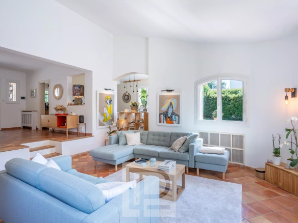 Intérieur d'une villa provençale rénovée avec salon lumineux et mobilier moderne à Mougins.