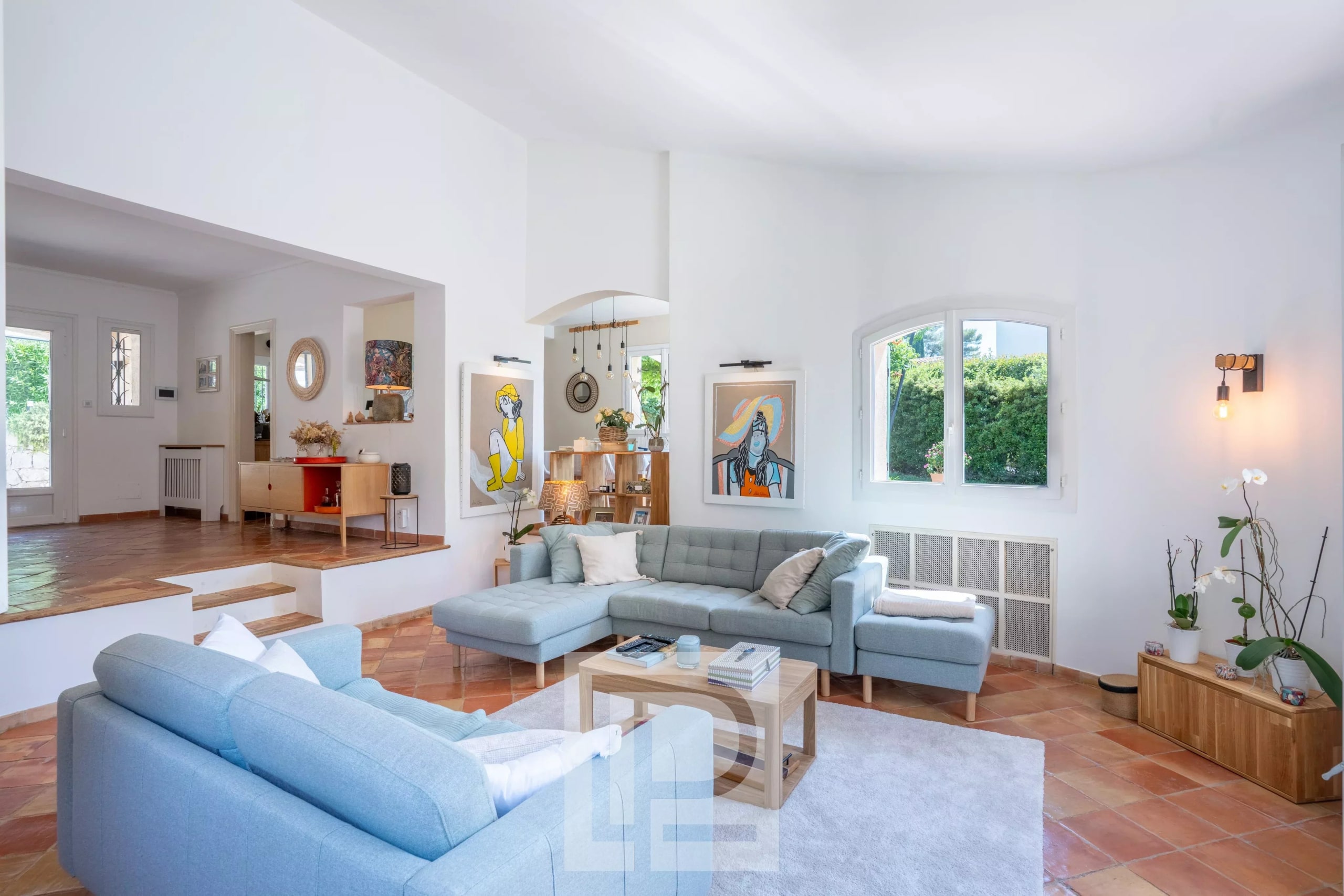 Intérieur d’une villa provençale à Mougins Intérieur d'une villa provençale rénovée avec salon lumineux et mobilier moderne à Mougins.