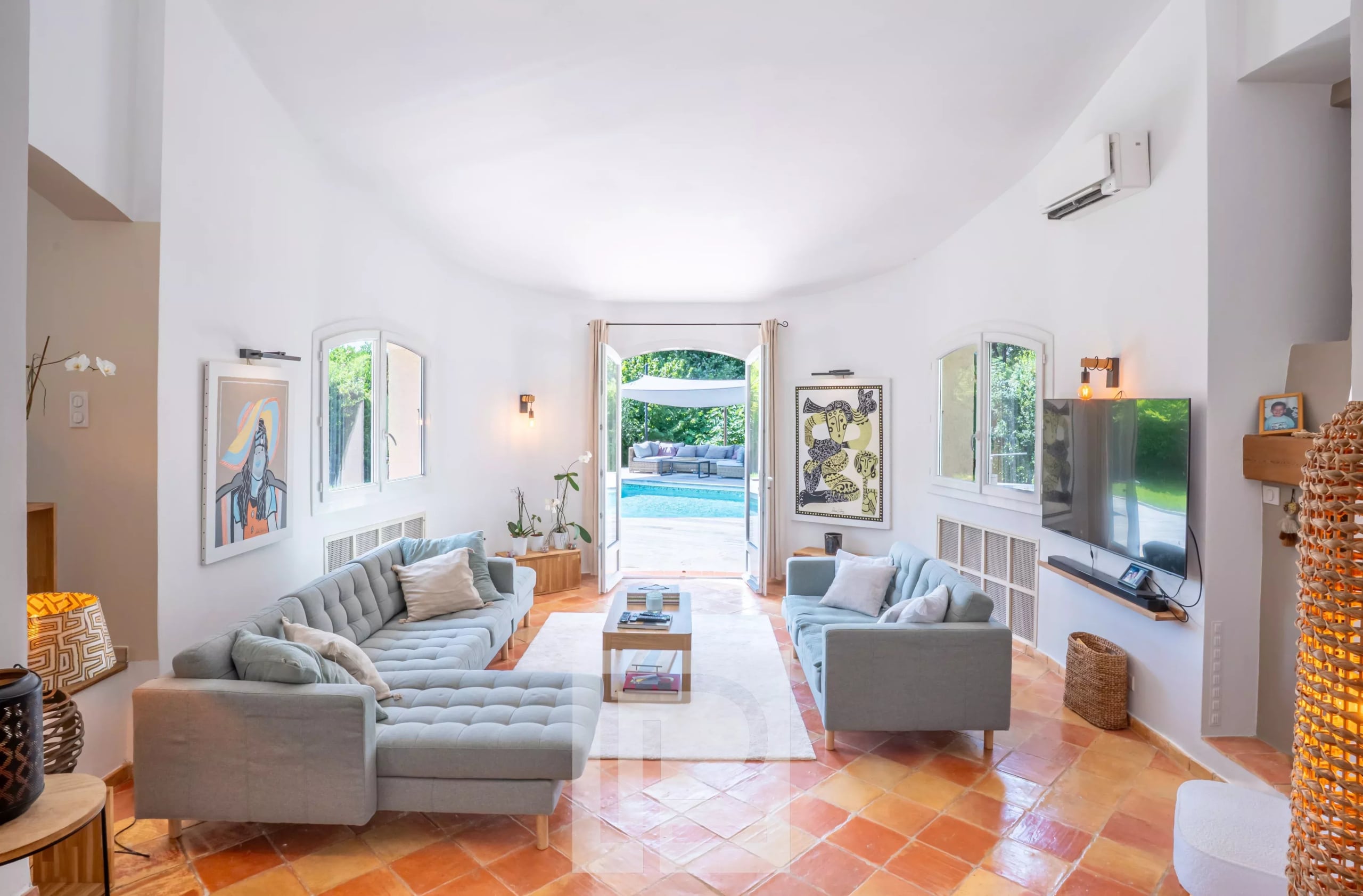 Salon d’une villa provençale à Mougins Intérieur d'une villa provençale rénovée avec salon lumineux et accès à la piscine.
