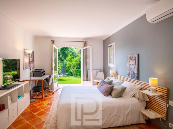 Chambre d'une villa provençale rénovée avec accès à un jardin verdoyant à Mougins