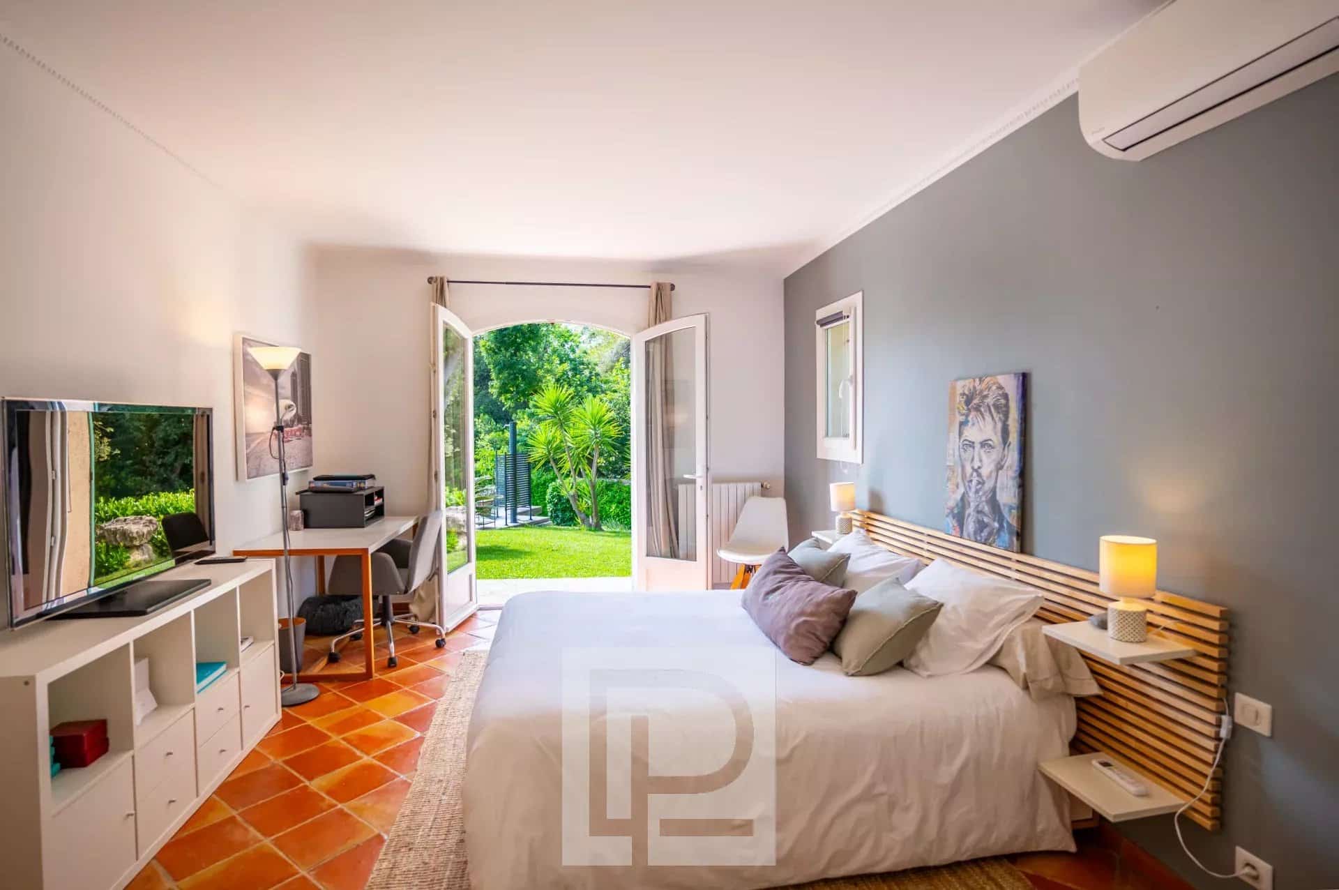 Chambre de villa à Mougins Chambre d'une villa provençale rénovée avec accès à un jardin verdoyant à Mougins