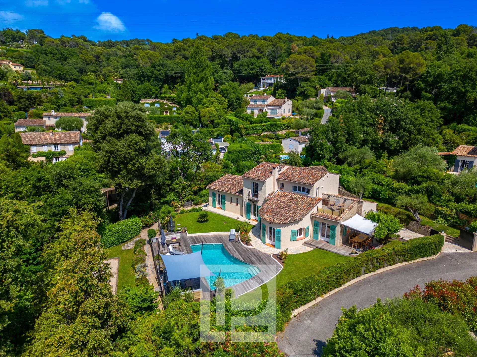 Villa provençale à Mougins Vue aérienne d'une villa provençale rénovée avec piscine dans un domaine sécurisé à Mougins.