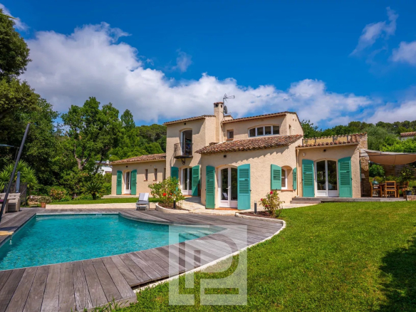 Villa provençale rénovée avec piscine et jardin à Mougins, vue sur le vieux village.