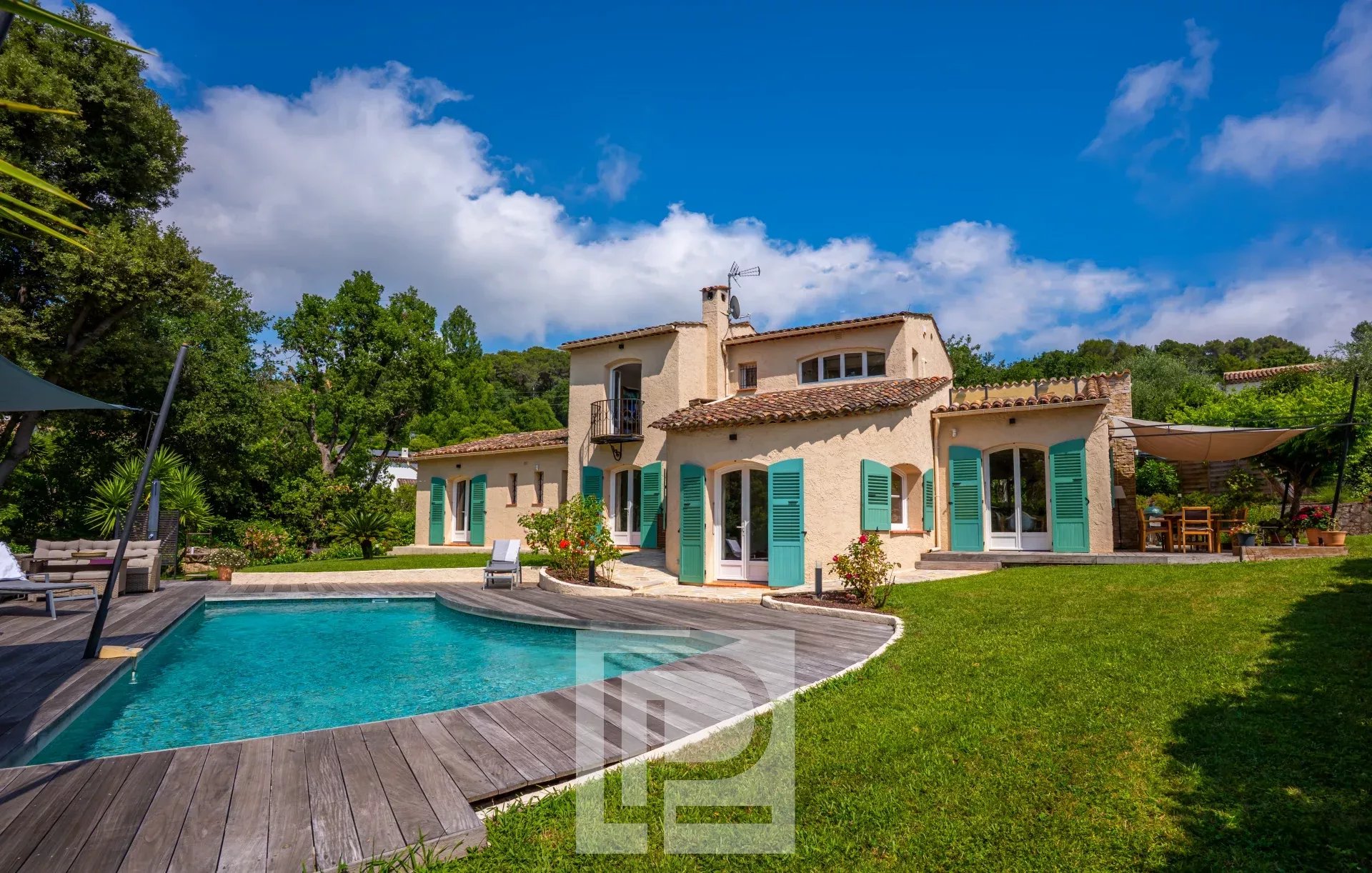 Villa provençale à Mougins Villa provençale rénovée avec piscine et jardin à Mougins, vue sur le vieux village.