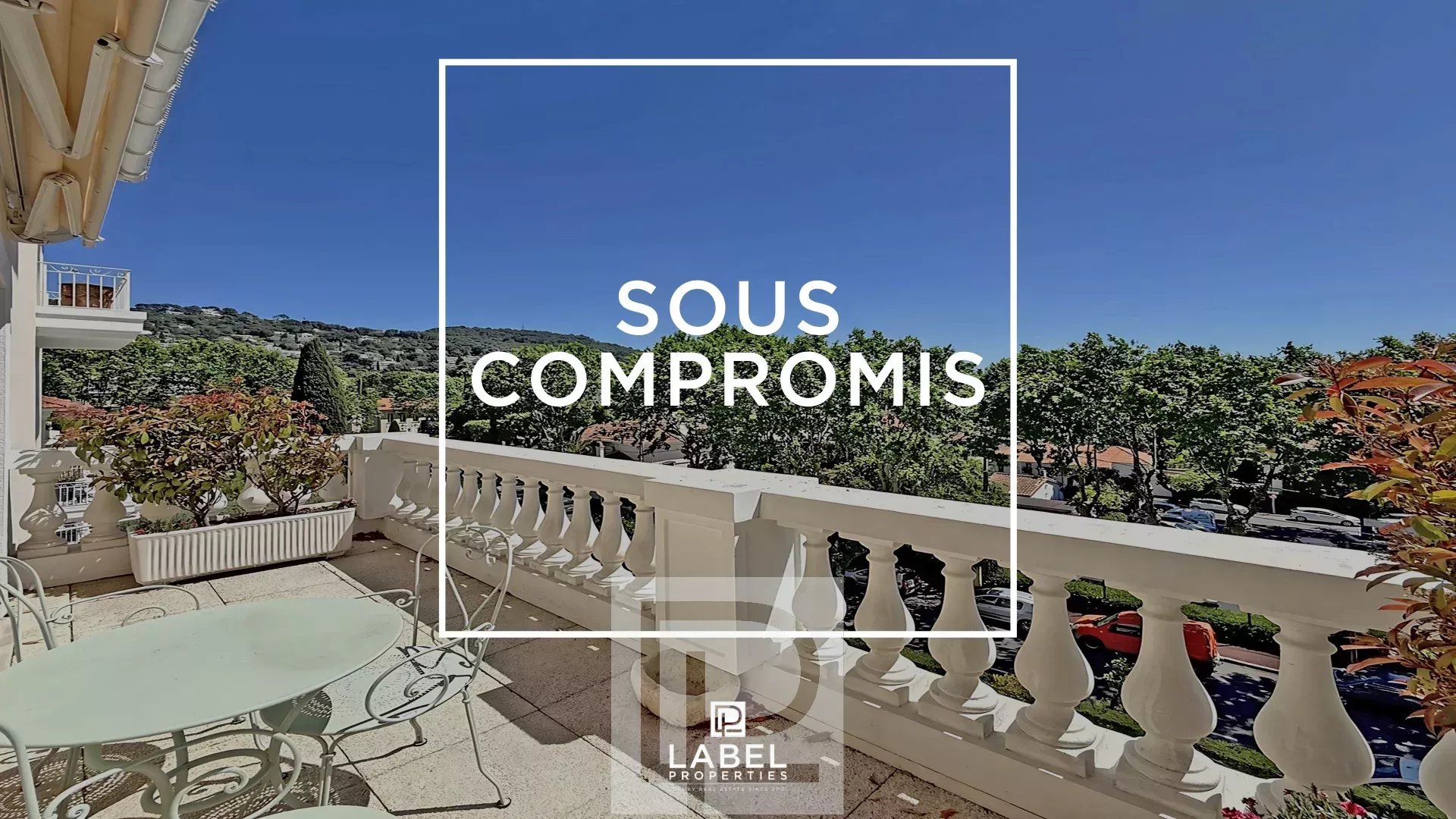 View from the terrace of a top-floor apartment in a residence with a swimming pool in Le Cannet.