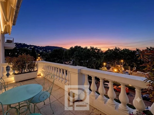 Apartment terrace with unobstructed sunset views, Le Cannet