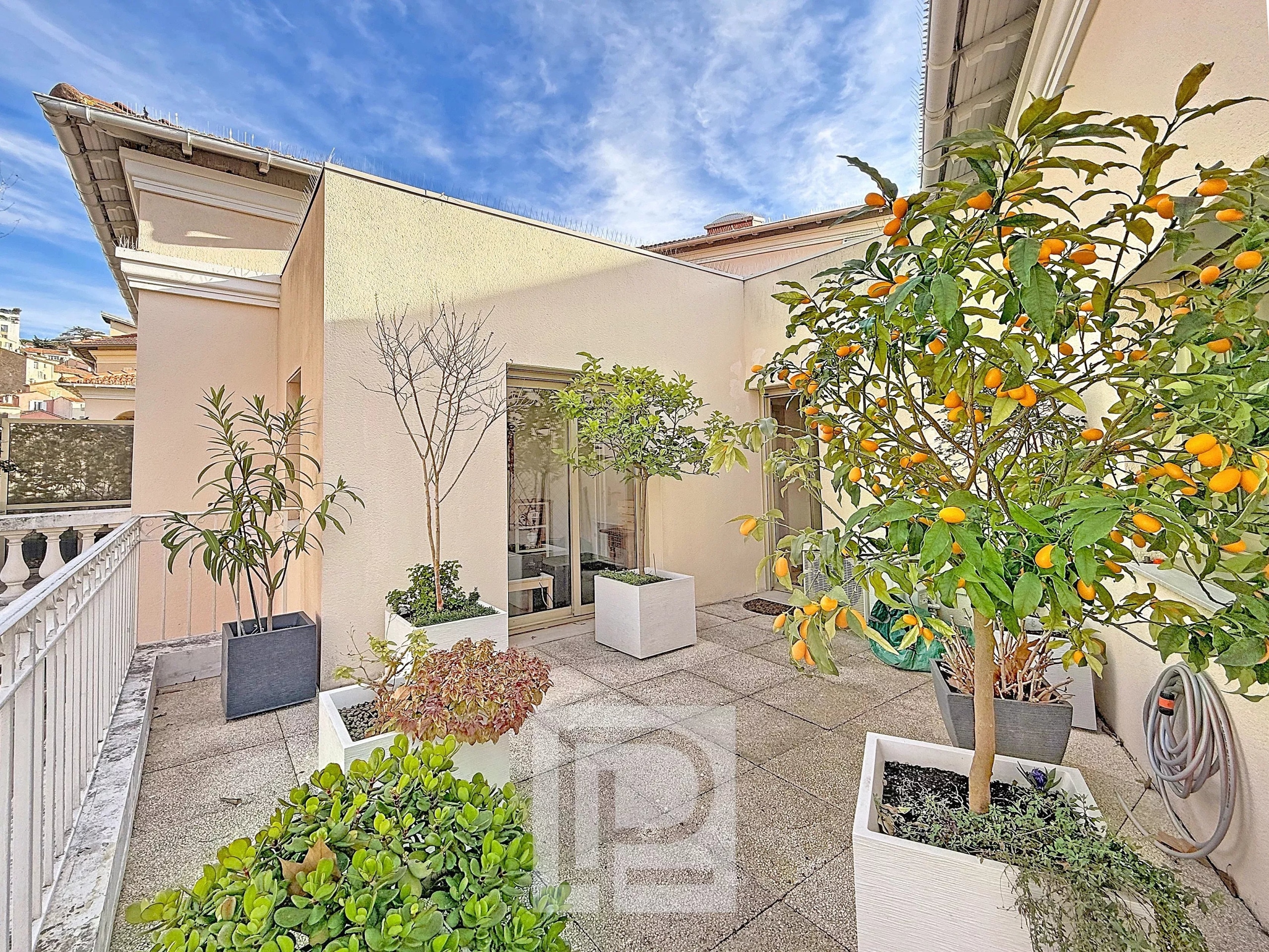 Apartment terrace with plants and fruit trees, unobstructed view, Mairie/Tivoli district, Le Cannet.