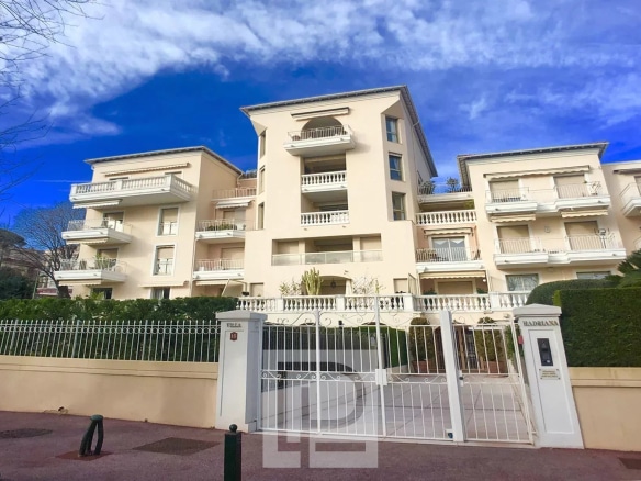 Facade of an elegant residence with swimming pool and garden, located in Le Cannet.