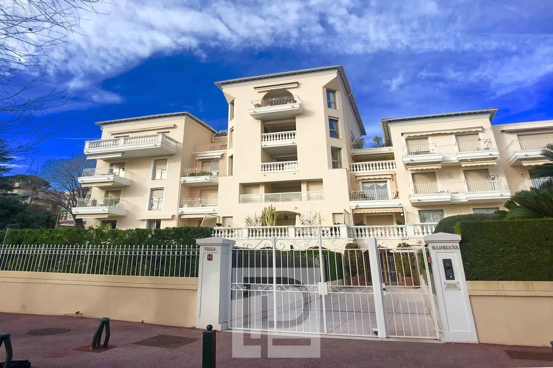 Facade of an elegant residence with swimming pool and garden, located in Le Cannet.