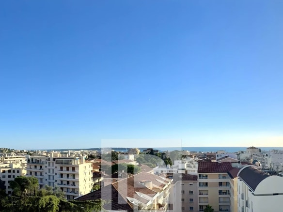 Vue panoramique sur Cannes avec ciel dégagé et bâtiments résidentiels