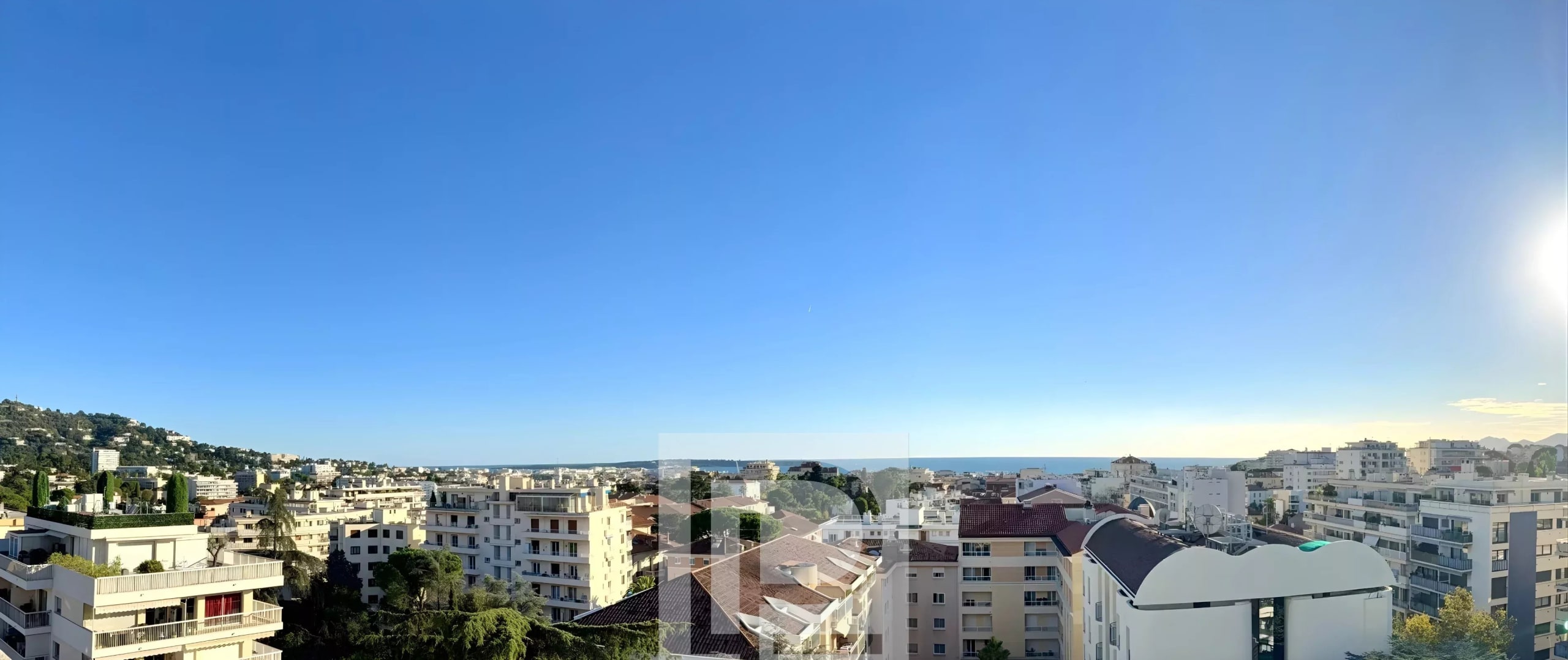 Vue panoramique sur Cannes avec ciel dégagé et bâtiments résidentiels