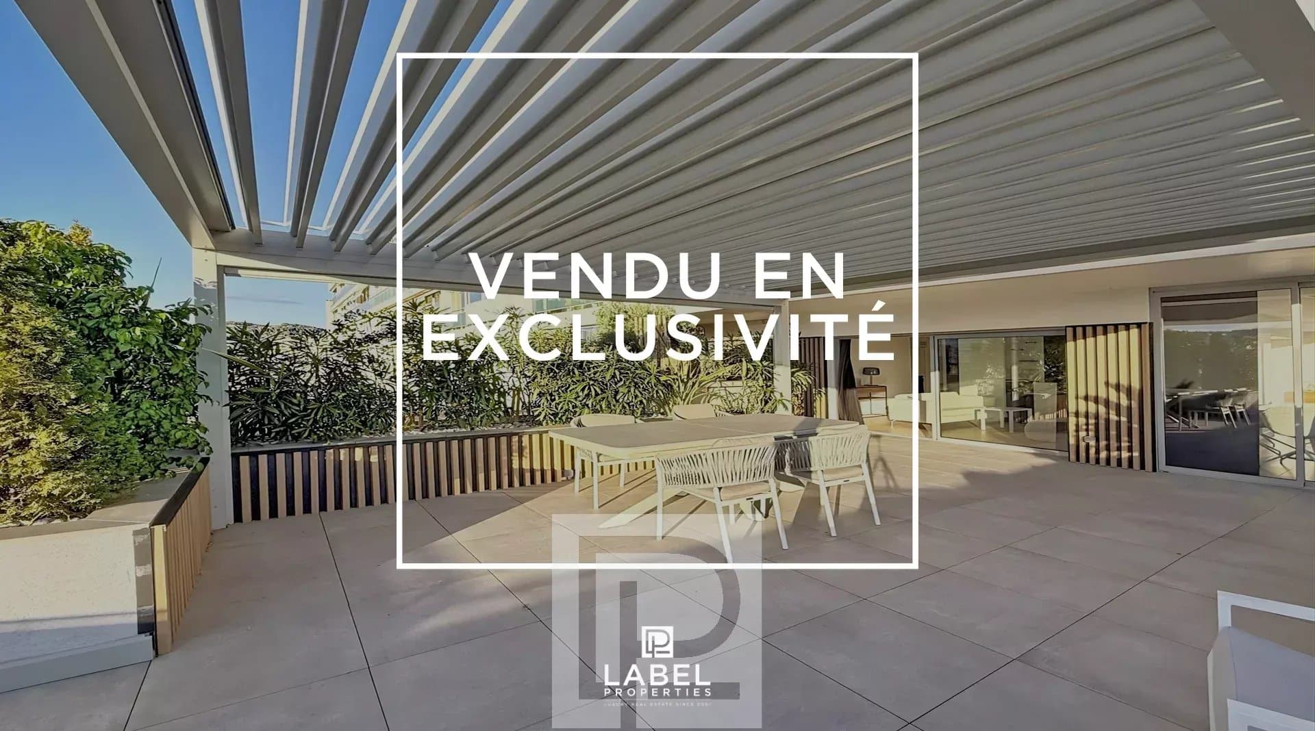 Terrasse spacieuse d'un appartement rénové à Cannes avec mobilier moderne.
